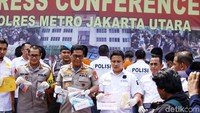 Kombes Pol Humas Polda Metro Jaya Argo Yuwono dan Kapolres Jakarta Utara Reza Arief menyampaikan rilis kasus narkoba artis senior Fariz RM di Polres Jakarta Utara, Minggu (26/8).