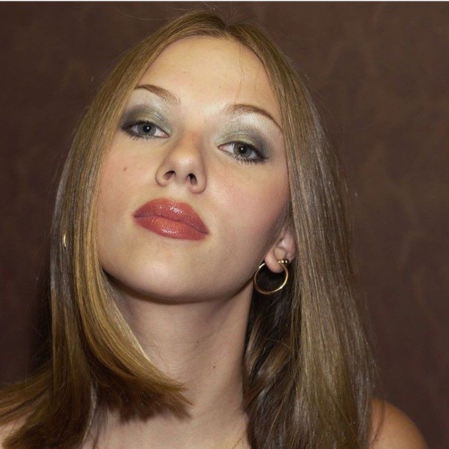Selain alis tipis, eyeshadow bernuansa silver di bagian atas kelopak mata juga sempat jadi tren kecantikan. Meski terlihat jadul, Scarlett Johansson tetap tampak cantik dengan makeup seperti ini. Foto: Instagram @historyofoverplucking