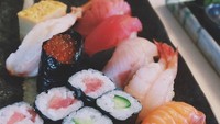 Liburan ke Jepang tak lengkap tanpa mencicip sushi. Gimana dengan sushi set yang difoto Anastasia ini? Semuanya kelihatan enak ya? Foto: Instagram kykuu