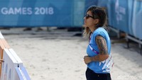 Tak hanya itu, ada juga hakim garis yang menjaga di sisi lapangan yang tak kalah enak dipandang mata.