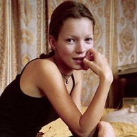 Di usia 18 tahun, Kate Moss juga sudah ikut tren alis super tipis. Foto: Instagram @historyofoverplucking