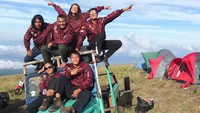 Bertualang ke Gunung Tambora kenapa tidak? Ini Simone Julia dan teman-temannya (simonejuliaa021/Instagram)