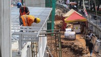 Pembangunan halte tersebut hamoir 50 persen.