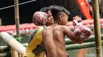 Serunya Lomba Pukul Bantal di Kali Ciliwung
