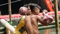 Sebanyak 80 orang peserta mengikuti lomba pukul bantal ini.