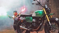 Atenx menyulap Kawasaki W175 agar gayanya tracker dengan sentuhan warna hijau. Atenx menyebut motor ini bakal digunakan Jokowi untuk menghadiri sebuah agenda. Namun kabarnya modifikasi ini baru sementara, motor masih akan mengalami ubahan kembali. Foto: Screenshot Instagram atenx_andiakbar