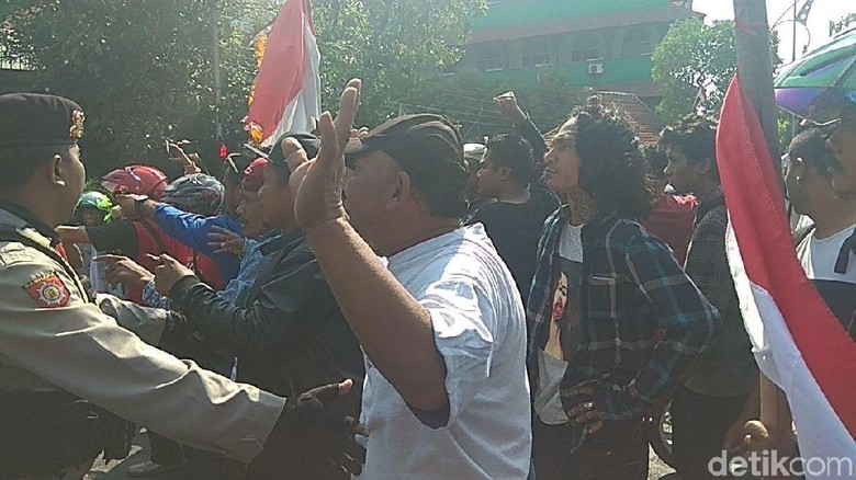 Massa Tolak dan Pro Deklarasi #2019GantiPresiden Bertemu, Ricuh Massa Tolak dan Pro Deklarasi #2019GantiPresiden Bertemu, Ricuh