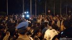 Potret Massa Hadang BMW yang Dinaiki Neno Warisman di Pekanbaru