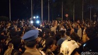 Hingga malam hari, Neno dan rekan-rekannya masih berkeras untuk bertahan. Namun akhirnya mereka dikawal oleh aparat untuk kembali ke bandara dan bertolak menuju Jakarta. Foto: Chaidir Tanjung/detikcom