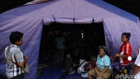 Saat ini warga mengungsi ke tenda penampungan.