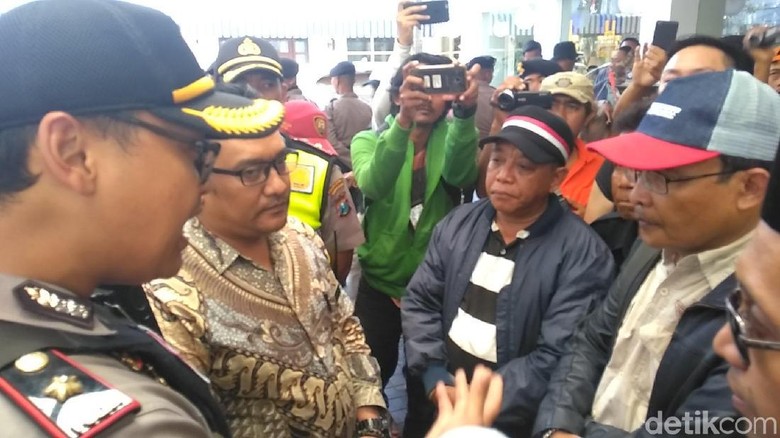 Massa Tolak #2019GantiPresiden Minta Ahmad Dhani Tinggalkan Surabaya Massa Tolak #2019GantiPresiden Minta Ahmad Dhani Tinggalkan Surabaya