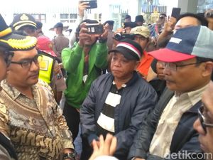 Massa Tolak #2019GantiPresiden Minta Ahmad Dhani Tinggalkan Surabaya