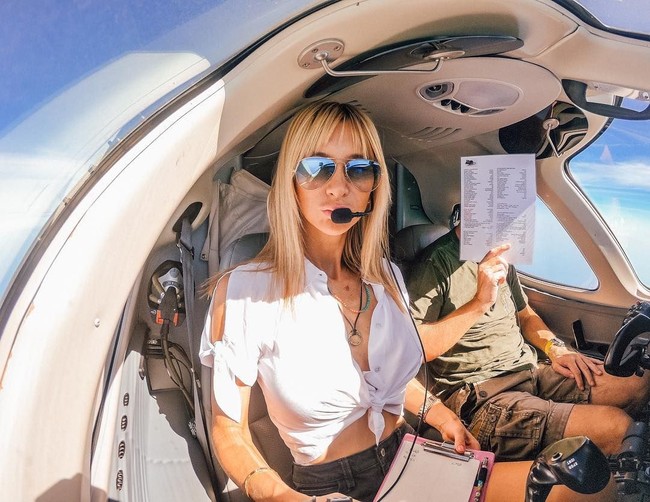 Didiskriminasi oleh seorang pria tentu bukan perasaan yang menyenangkan bagi wanita. Apalagi jika pria yang melakukannya adalah pacar sendiri. Karenanya, Cristiana berusaha membuktikan sekuat tenaga bahwa dirinya bisa menjadi apapun yang diinginkan, termasuk pilot. Foto: Instagram @blondemuse