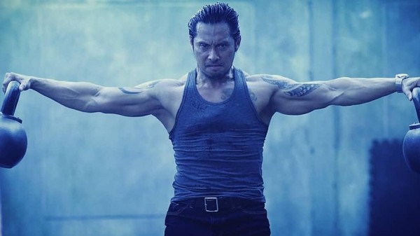 Sangar! Otot Kekar Sam Medina, Lawan Main Iko Uwais di Mile 22