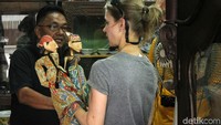 Salah satunya adalah wayang.