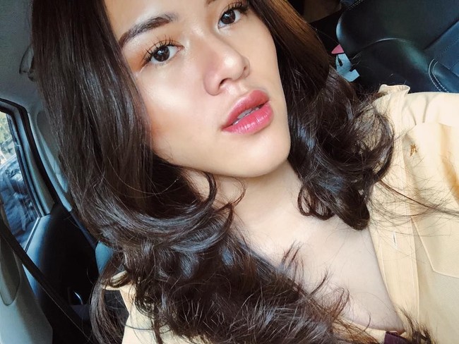 Tak hanya itu, rambutnya yang panjang tebal dan bergelombang juga semakin membuat dirinya terlihat mirip dengan Raisa.   Foto: Instagram @dinzadind
