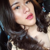Tak hanya itu, rambutnya yang panjang tebal dan bergelombang juga semakin membuat dirinya terlihat mirip dengan Raisa.   Foto: Instagram @dinzadind