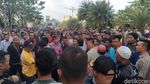Potret Massa Hadang BMW yang Dinaiki Neno Warisman di Pekanbaru