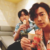Donghae yang makin tampan dengan rambut belah pinggir dan ditata bergaya wet look. Foto: Instagram leedonghae