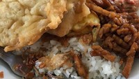 Kalau kantong lagi tipis nasi uduk dengan lauk orek tempe dan gorengan juga enak. Jangan lupa siram sambal kacang. Foto: Instagram @riza.taufan