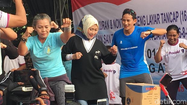 Sandiaga Uno senam bareng emak-emak. 