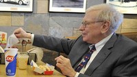 Warren Buffett menawarkan makan siang bersamanya dengan biaya US$ 2,6 juta atau Rp 37,7 miliar. Istimewa/financesonline.com.