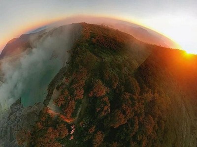 Mengejar Matahari di Kawah Ijen Mengejar Matahari di Kawah Ijen