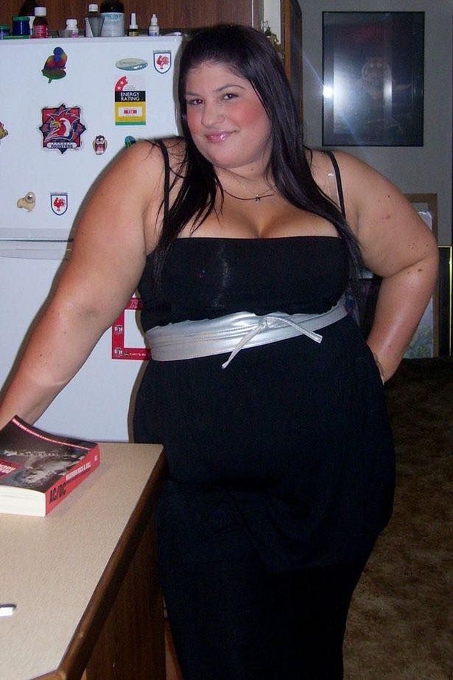 Aku sering menyelunduplan camilan dari dapur ke kamarku agar aku bisa makan di malam hari. Setiap malam aku makan selusin donat, makanan cepat saji, cokelat, dan soda, ujarnya. Foto: Facebook