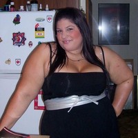 Aku sering menyelunduplan camilan dari dapur ke kamarku agar aku bisa makan di malam hari. Setiap malam aku makan selusin donat, makanan cepat saji, cokelat, dan soda, ujarnya. Foto: Facebook