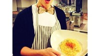 Dont skip ur dinner!!, tulis pria bernama lengkap Lee Donghae itu. Pantas saja Donghae memiliki banyak fans wanita. Ternyata ia pintar masak. Apa yang ia masak kala itu, ya? Foto: Instagram leedonghae