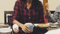 Jalani sesi wawancara, Anastasia juga sempatkan makan di sela-sela waktu tersebut. Kira-kira apa yang dilahap model yang juga penyanyi pendatang baru ini? Foto: Instagram kykuu