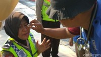 Polwan yang menderita luka cakar itu adalah Bripda Agis. Agis mengaku dicakar seorang ibu saat pembubaran deklarasi, padahal ia berniat menolong. Foto: Hilda/detikcom
