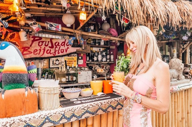 Terbang sangat menyenangkan, menantang. Kamu perlu berkonsentrasi untuk membuat membuat keputusan. Kamu tidak bisa relaks selama penerbangan, kamu harus siaga, tepat, ntuk tetap memeriksa dan siap untuk apapun yang terjadi. Jadi ketika kamu bisa melakukannya dengan benar, itu sangat memuaskan, tutur Cristiana. Foto: Instagram @blondemuse