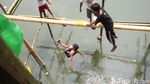 Serunya Lomba Pukul Bantal di Kali Ciliwung