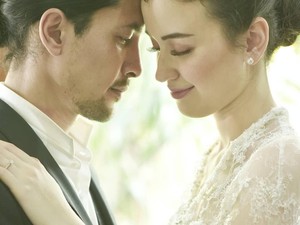 Minimalis dan Elegan, Cantiknya Kimberly Ryder Bergaun Pengantin Putih