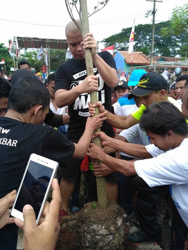 Kaus Anomali kembali menjadi pilihan Dhani saat melakukan kampanye ketika dia mengikuti Pilkada Kota Bekasi. Foto: Dok. Facebook/Instagram Ahmad Dhani