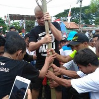 Kaus Anomali kembali menjadi pilihan Dhani saat melakukan kampanye ketika dia mengikuti Pilkada Kota Bekasi. Foto: Dok. Facebook/Instagram Ahmad Dhani