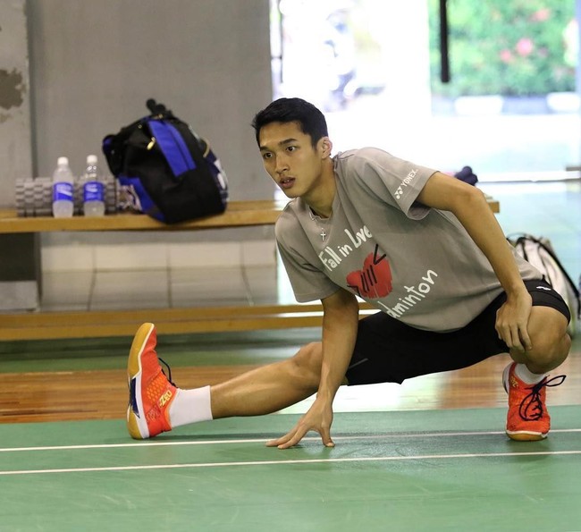 Sosoknya pun semakin ramai diperbincangkan, terutama di kalangan para wanita pecinta dunia hiburan Korea. Pasalnya Jonatan Christie dikatakan mirip artis Korea. Foto: Instagram @jonatanchristieofficial