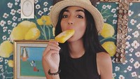 Masih di Bali, Anastasia tak ketinggalan makan es loli segar. Kalau kata dia sih ini muka random-nya di musim panas. Ah, tetap manis ya! Foto: Instagram kykuu