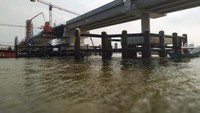 Selain konstruksi, pembangunan jembatan juga mempertimbangkan aspek keindahan. Jembatan dilengkapi pemasangan ornamen singkar suku Paksangko yang merupakan perhiasan kepala khas Kerajaan Sriwijaya pada kedua tiang jembatan. Pool/PUPR.
