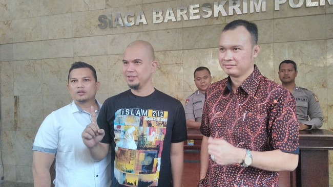 Pada 2017, Dhani terlihat mulai berganti gaya dari yang dulunya lebih sering memakai kaus band favoritnya Queen atau kaus dari brandnya sendiri Anomali, menjadi kaus dengan statement politik. Gayanya saat datang ke kantor polisi pada Februari 2017 ini salah satu buktinya. Mantan juri Indonesian Idol itu memakai kaus aksi Islam 212. Foto: Dok. Detikcom