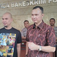 Pada 2017, Dhani terlihat mulai berganti gaya dari yang dulunya lebih sering memakai kaus band favoritnya Queen atau kaus dari brandnya sendiri Anomali, menjadi kaus dengan statement politik. Gayanya saat datang ke kantor polisi pada Februari 2017 ini salah satu buktinya. Mantan juri Indonesian Idol itu memakai kaus aksi Islam 212. Foto: Dok. Detikcom
