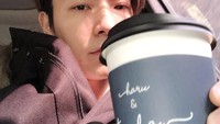 I pick up my coffee and go to the set. I have a photo today. Guess what,  tulis Donghae. Tuh kan, lagi lagi ia mengawali harinya dengan secangkir kopi. Foto: Instagram leedonghae