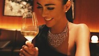 enyesap segelas white wine, Anastasia juga memamerkan senyum manis andalannya. Foto: Instagram kykuu