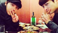 Kali ini Donghae makan bersama personel Shinee. Ya, Choi Min-ho! Ada beberapa sajian khas Korea lengkap dengan sebotol soju!  Foto: Instagram leedonghae
