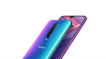 Bagian belakang ponsel ini menawarkan tampilan degradasi warna yang memikat. Foto: Oppo