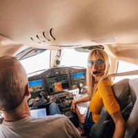 Aku memutuskan untuk jadi pilot pribadi, terbang untuk bersenang-senang, bukan untuk berbisnis. Menjadi pilot sangat berguna jika kamu tidak suka bepergian dengan mobil atau kapal atau jika mau benci check in di bandara, tambahnya. Foto: Instagram @blondemuse