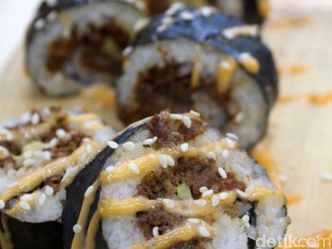 Padukan Rendang dengan Sushi, Wanita Ini Dulang Jutaan Rupiah