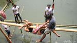 Serunya Lomba Pukul Bantal di Kali Ciliwung