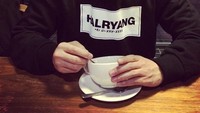 Coffee time. :) have a sweet weekend!!, tulis Donghae. Duh, gayanya saat ngopi terlihat sangat keren, ya. Foto: Instagram leedonghae
